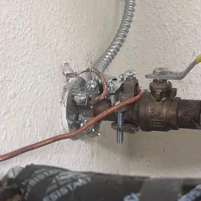 Ground clamps and copper wire on a water pipe